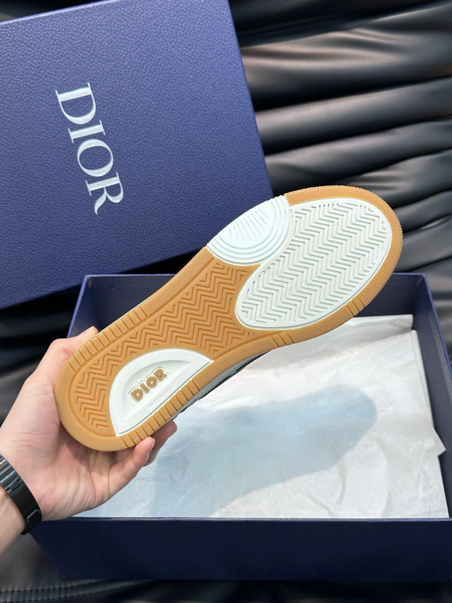 Ex-factory price: 440💰DIOB57 mid-top sneakers are shipped. This B57 mid-top sneaker is a new product in the 2024 spring men's wear series. It reinterprets the basketball shoe design and has become a classic item of Dior. Mid-top lace-up style crafted from color-blocked cow leather with contrasting suede and a CD logo displayed on the side. The tongue is decorated with the Dior B57 logo, and various distinctive details enhance the style. The CD logo eyelet details, upper stitching and rubber panels highlight the dynamic charm of its sports style. With two-color rubber sole, mesh fabric lining and cotton lining for foot padding, the upper foot is comfortable and breathable. Can be paired with a variety of clothing to create a sophisticated look. Code 38-44, (45 can be customized)